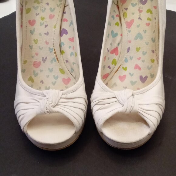 Charlotte Russe White Canvas Peep Toes Shoes size 9 Stilettos High Heels Pumps - Picture 2 of 9